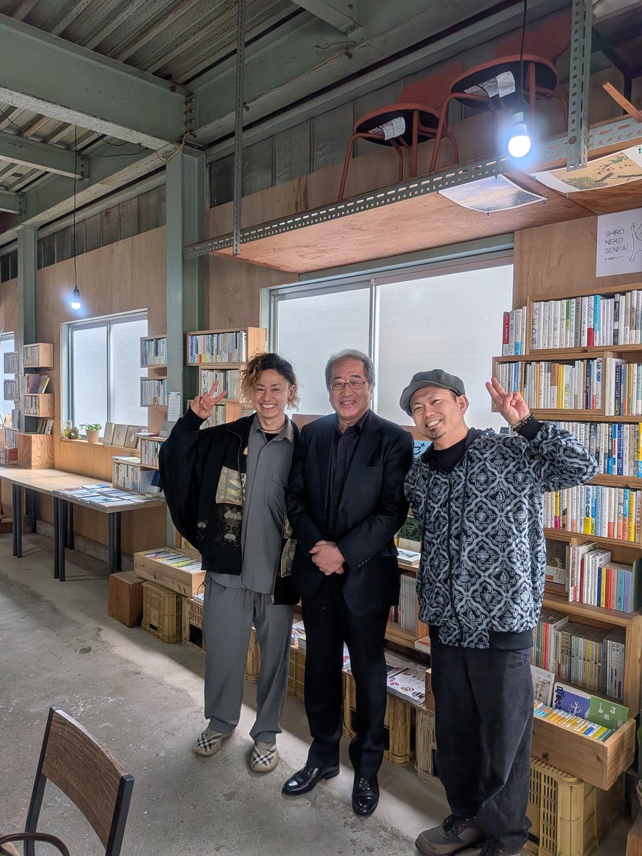 kirjan_merkki's tweet photo. 昨日の今日。
ゲストできていた #和楽器バンド のお二人と #邦楽ジャーナル 編集長の田中さんがまさかのご来店。

しかもうちの常連さんでイチからの本をつくってるカメラマンの方も来店し記念撮影をお願いすることに。

ほんとにありがとうございます
@bsmpl 
@daisukekaminaga https://t.co/PNk3F6BECb