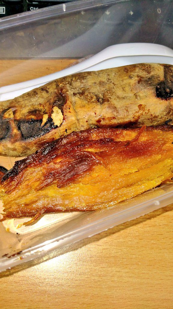 reynainn's tweet photo. Menemukan Ubi Madu Cilembu enak di Shopeeeeeee 🤤🤤🥰

Ini bukan gosong ya, tp madunya yg keluar✨✨ https://t.co/VFsq5RF2HY