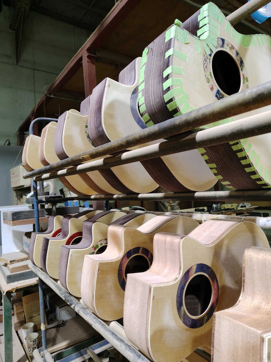長野県松本市のモーリス工場では、5月の #サウンドメッセ2026 に向けたHand Made Premiumの特別モデルが続々と製作中。

厳選された木材が職人たちの手でギターへと生まれ変わっています。
最高の「鳴り」をお届けするために仕上げていきます。  詳細は後日公開。

ぜひご期待ください。