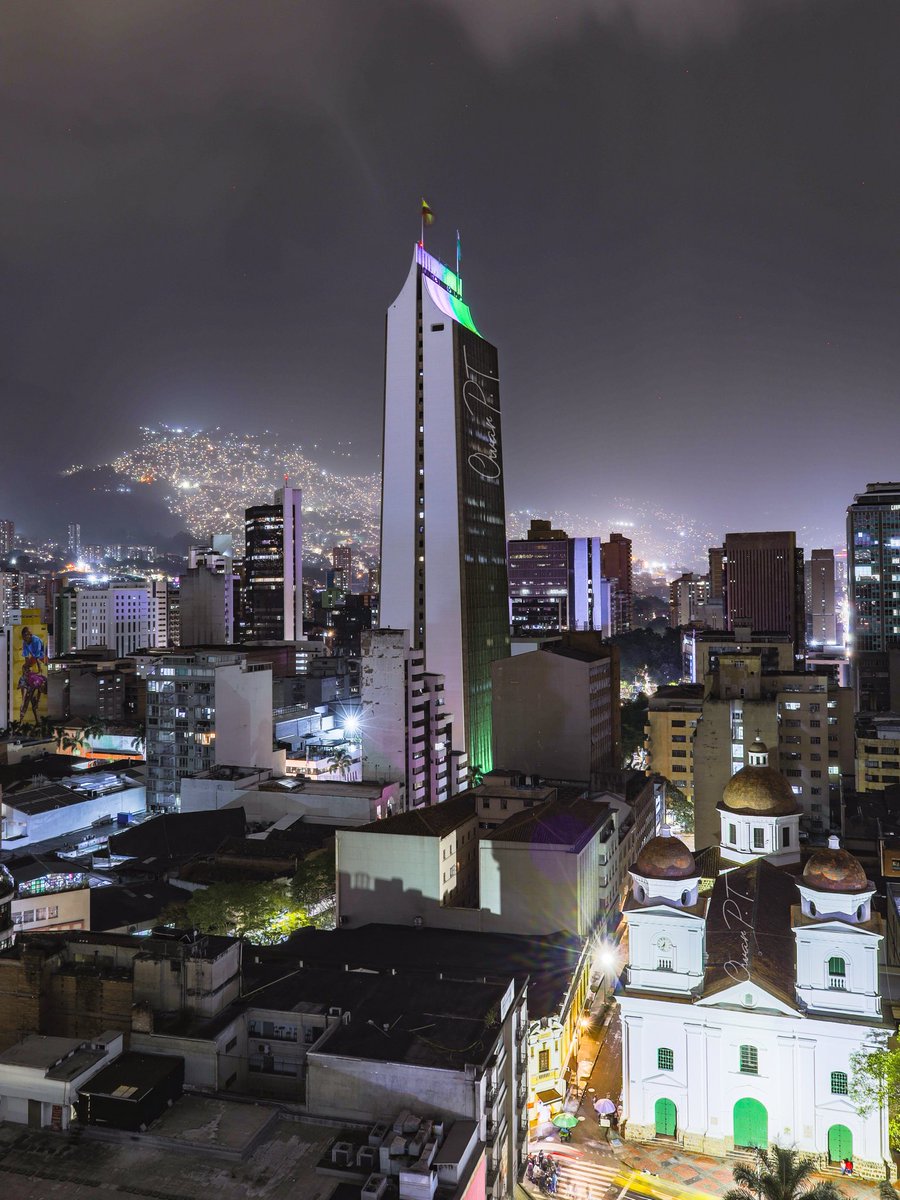 Los colores de #Antioquia en el Edificio Coltejer de #Medellin.