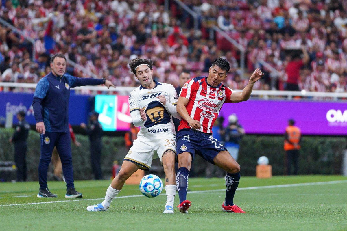 LigaBBVAMX's tweet photo. ⏱️ 45’ | ¡Medio tiempo en la Perla Tapatía! ⏸️

Momento de descansar para regresar al ruedo, ventaja parcial para Pumas.

@Chivas 0-2 @PumasMX | 🐐 🆚 🐾

#LaLigaDeLaAfición✨ | #ConMéxicoC26 | #J13 | #CHIPUM https://t.co/ym67n2P9Ty