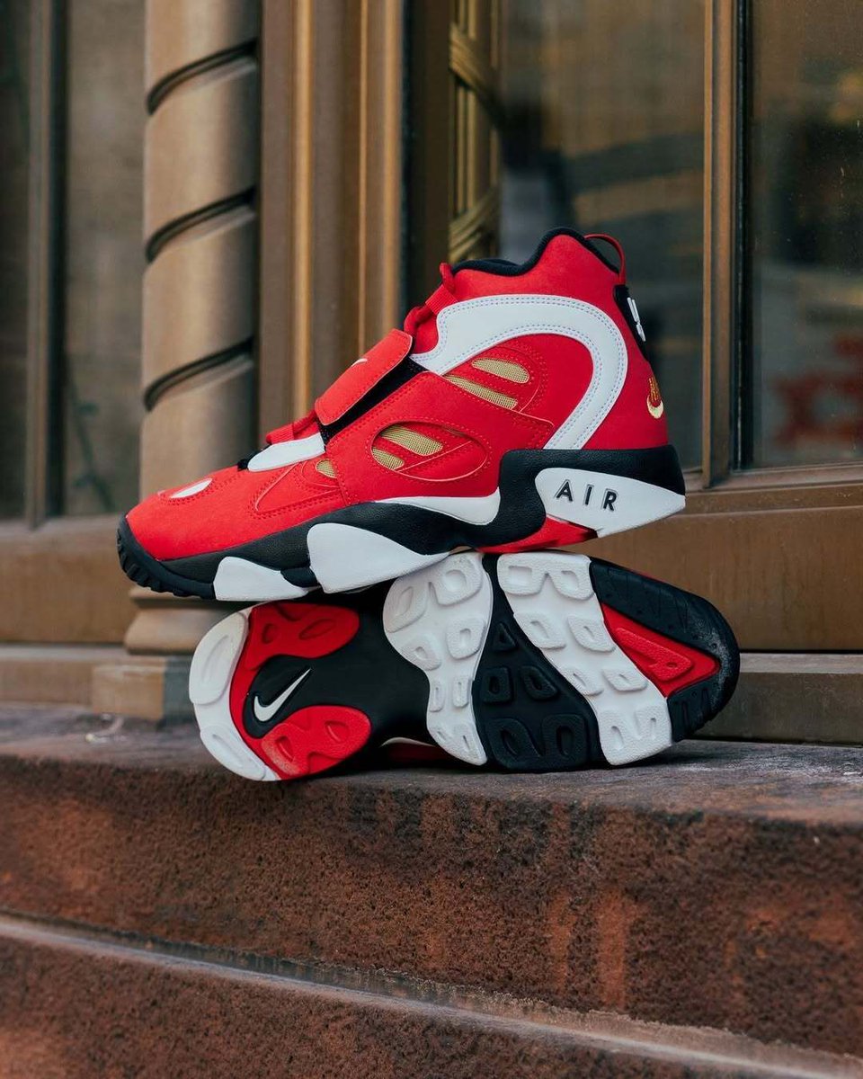 JustFreshKicks's tweet photo. Nike Air Diamond Turf 2 'Prime Red' ⛽️

https://t.co/16qlTF7I8y https://t.co/bMdxSUwzum