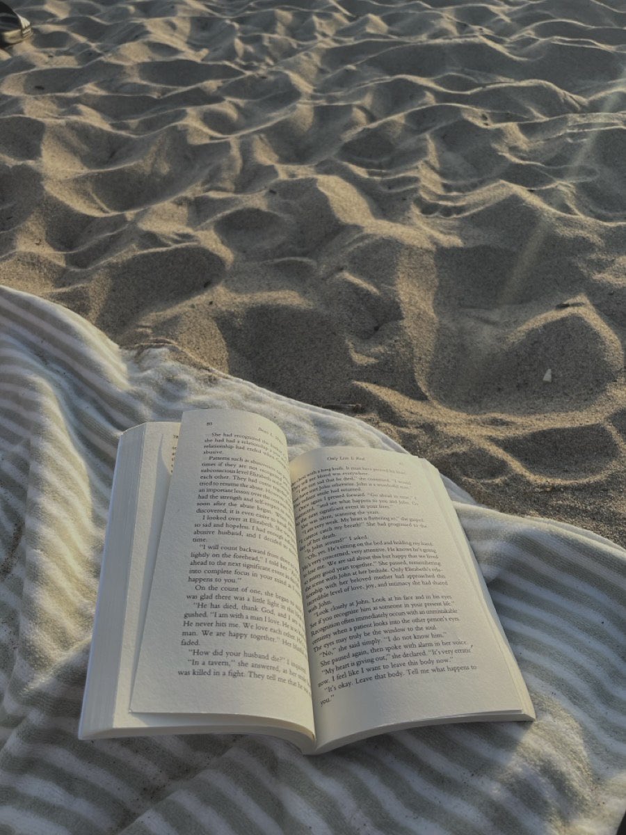 ⠀⠀⠀
⠀⠀⠀[ ⊹ ❀ — Daily update! ☂️]

Hoje decidi relaxar um pouco… Costumo vir à praia para clarear os meus pensamentos, sempre na companhia de um bom livro, claro. Nada melhor que o som do mar, o sol se pondo, um livro e eu.
⠀⠀⠀