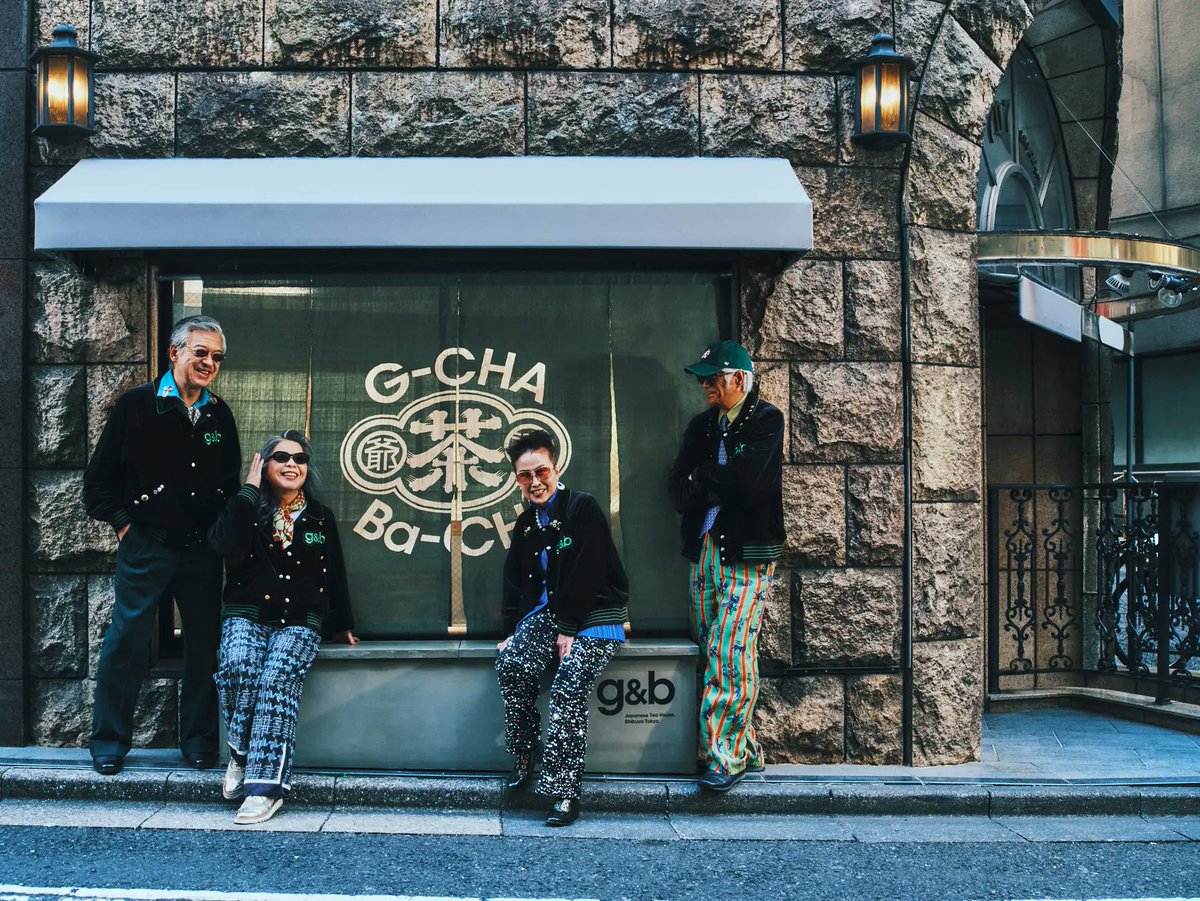 kamijovi's tweet photo. 渋谷に新オープンしたG-CHA & Ba-CHAが本気で天才的すぎる。

若者の聖地・渋谷のど真ん中で、平均年齢73歳（最年長80歳）の爺ちゃん婆ちゃんが接客するテイクアウト茶屋。

「じいちゃん・ばあちゃん」の「ちゃ」と「お茶」のW字プレイでネーミングも完璧。 高齢社会という「課題」を「元気と会話がもらえる体験」に180度変換した逆張り戦略が秀逸すぎる。

・遊休不動産（再開発待ちのビル1F）を1〜2年限定で活用
 ・「疲れたらすぐ休む」「楽しいから働く」というシニア目線の働き方設計 
・ポップでおしゃれなビジュアルで若者も自然に取り込む

『友達がやってるカフェ／バー』や『いい人すぎるよ展』など数々のヒット作を生んできたENTAKU produceと、東急のコラボで、社会貢献・話題性・ビジネスを全部一本化。 感情価値を最優先に据えたブランド設計は、マーケターとしてマジで教科書級。

こんな「課題を味方に変える」発想、もっと増えてほしい。