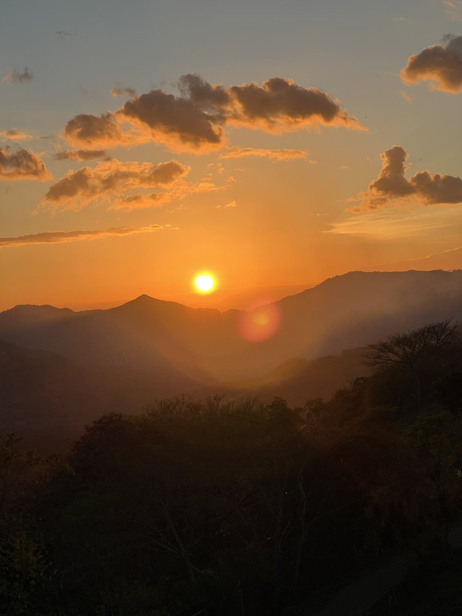 “Hay algo en los atardeceres sin escalas ni excusas.”