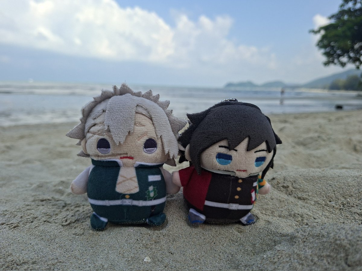 🍃 : จับมือหน่อย
🌊 : อะ..อืม
🍃 : แล้วเอนตัวหนีทำไม เขินหรอ
🌊 : !!!! ก็ขอจับมือทำไมเล่า
🍃 : ((แต่ก็ยอมให้จับนี่..น่ารัก))

//พา 2 ก่อนมาเดทริมทะเล