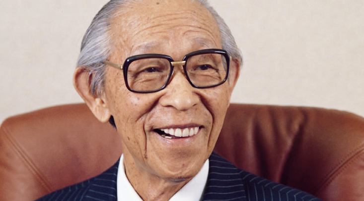 enginner_dog's tweet photo. パナソニックの社長室

若手社員が呼ばれた。

「君に事業部長をやってもらおう思うてるんや」

戸惑う若手。
「私がですか」

松下幸之助は一冊の通帳を差し出した。

「この口座は君の責任や」

若手は言葉を失う。

幸之助は続けた。
「経営をやってみなさい」

続けた金言が
⇓ https://t.co/pt8OEtt8a2