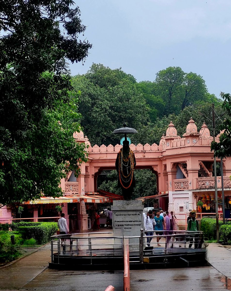 JNUAbhishek's tweet photo. During my days at #BHU, this place wasn’t just a spot on campus, it was a part of my soul. Every corner held laughter, quiet reflections, and unspoken dreams. Even today, the memories reminding me of a time when life felt simpler, fuller, and deeply meaningful. @alumnicell_bhu https://t.co/YWLNIPvL2i