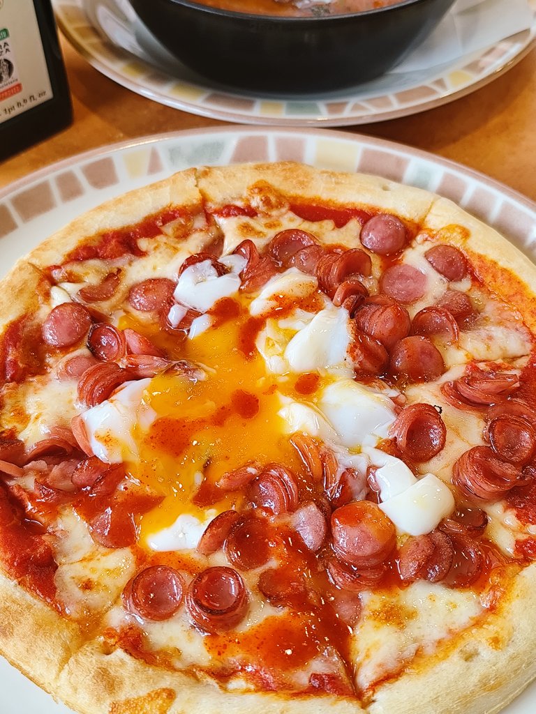 Rnyrg's tweet photo. サイゼで初めてピザ食べたかも https://t.co/Apju9yqWJI