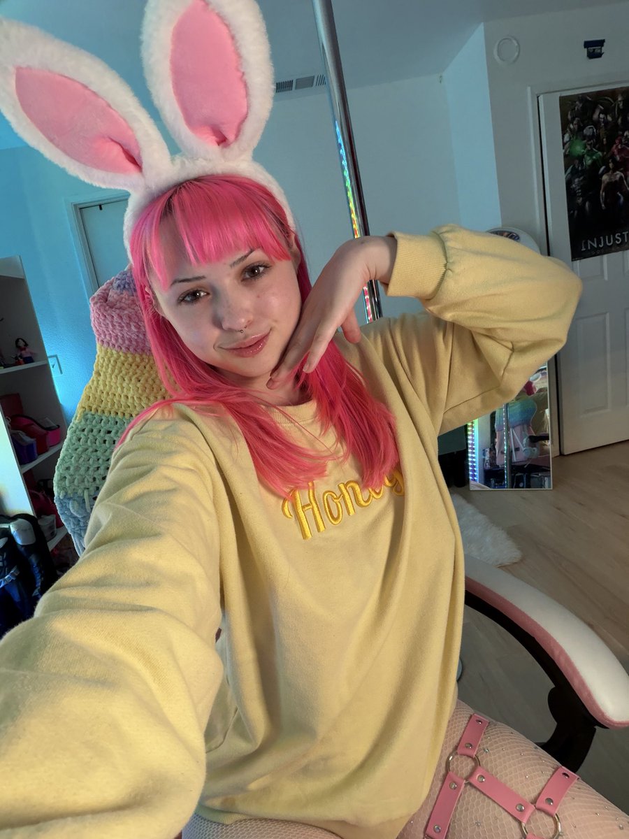 Hop over to <a href="/chaturbate/">Chaturbate.com</a> and come say hiiii 💗🐇✨
