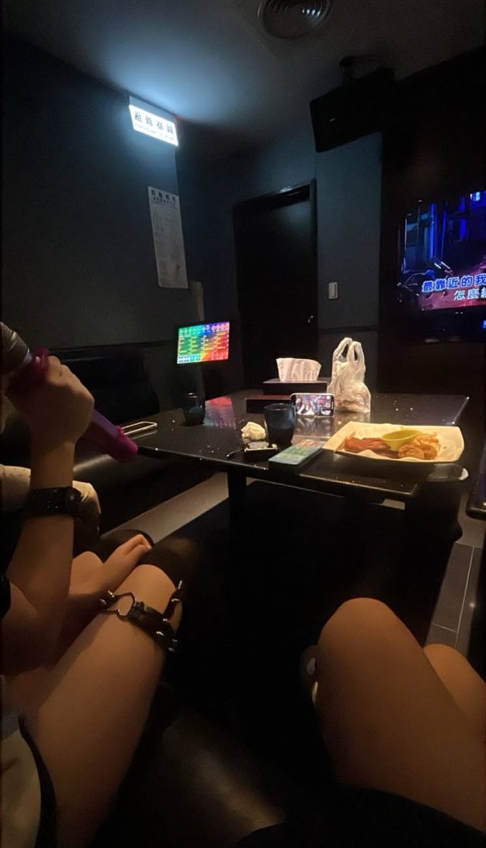 ahJBf48006's tweet photo. 有女生現��想來好樂迪嗎
我們三個女生他給我們大包廂但我們人太少了好無聊好無聊好無聊好無聊😭😭😭😭😭￼

#桃園 
#賴yang2498 https://t.co/XhpVLB6fc8