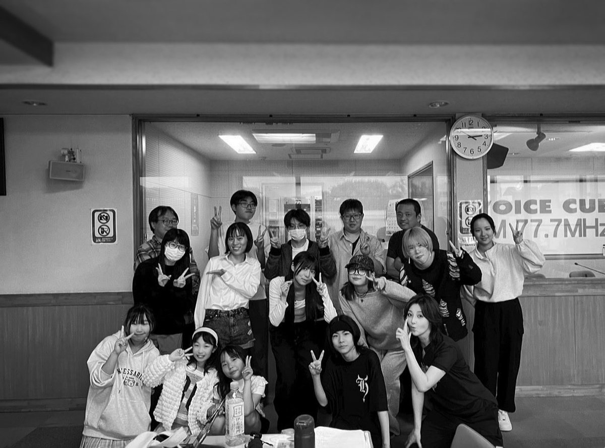 maromaros1's tweet photo. ラジオドラマの収録
色んな種類の汗がだくだくでした
半袖で良かったぁ。。。

懐かしい春姐さんの
真摯に仕事をする姿に感服
長時間本当にありがとうございました

どなたかの心に
優しく届くと願うばかり

お疲れ様でございました＾＾
🌸
#club_ssp 
#ラジオドラマ
#haru_3bass https://t.co/TziKvOdiDE