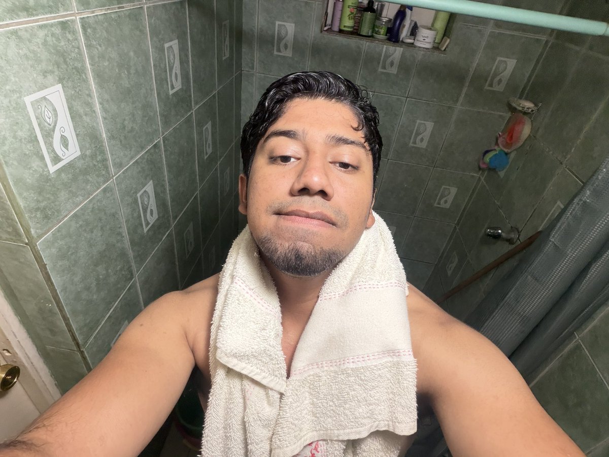 Feliz baño mega cansado.