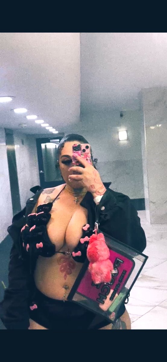 Tanacurls's tweet photo. 💅🏼 https://t.co/3SdKmxLVXs