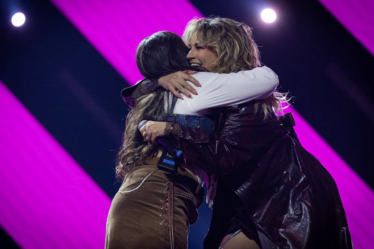 La fuerza y la entrega del dueto de #CamilaFernandez y <a href="/lajosa/">María José Loyola</a> son de otro planeta. Qué manera de adueñarse del escenario. #JuegoDeVoces 🌌⚡️