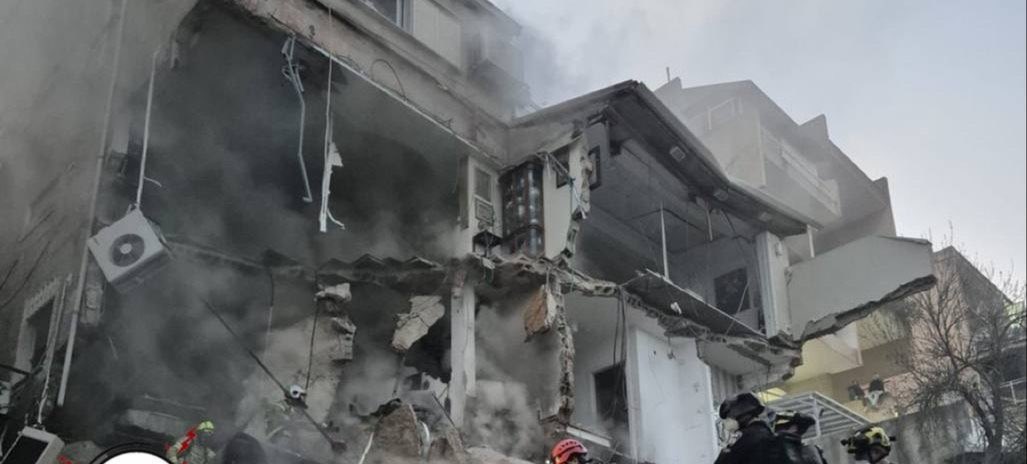 Timesofgaza's tweet photo. 🔴 Hebrew media:

After hours of searching, two of the four missing people were found under the rubble of a house in the north, without signs of life.
The other two missing persons have not yet been found. https://t.co/vDuVicbVzI