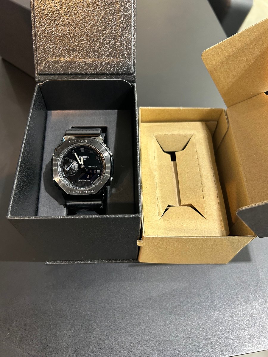 ISUZUGTime's tweet image. 知ってた⁉️
購入店でBOXが変わるのご存じでした⁉️
正規販売店はスニーカーが入っていそうな段ボールBOX📦コンセプトショップEDGEは、高級感をもたせたブラック×シルバーロゴBOX🎁✨
EDGE専用ショッパーにてご納品☀️
eye-eye-isuzu.co.jp/pages/watch-g-…
#gshock #casio #box #edge #ジーショック #カシオ #腕時計