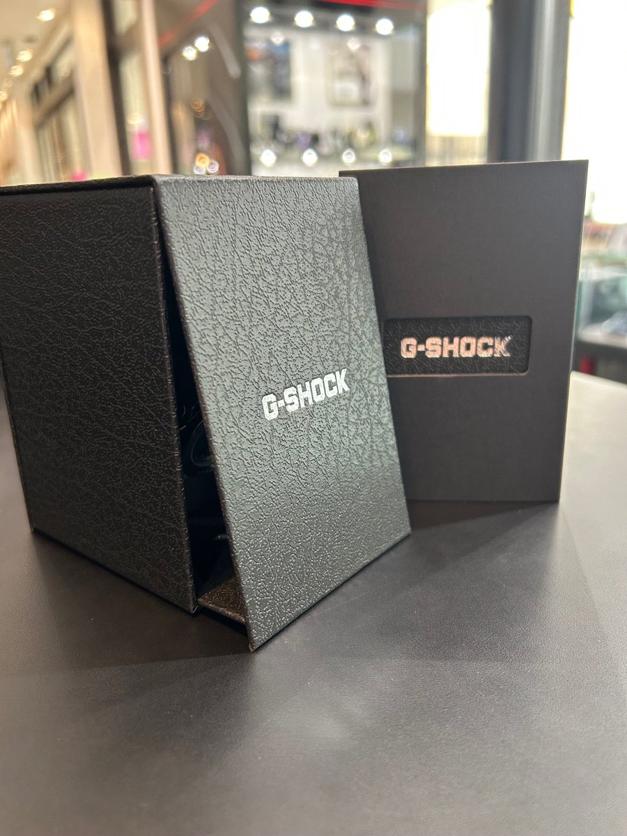 ISUZUGTime's tweet image. 知ってた⁉️
購入店でBOXが変わるのご存じでした⁉️
正規販売店はスニーカーが入っていそうな段ボールBOX📦コンセプトショップEDGEは、高級感をもたせたブラック×シルバーロゴBOX🎁✨
EDGE専用ショッパーにてご納品☀️
eye-eye-isuzu.co.jp/pages/watch-g-…
#gshock #casio #box #edge #ジーショック #カシオ #腕時計