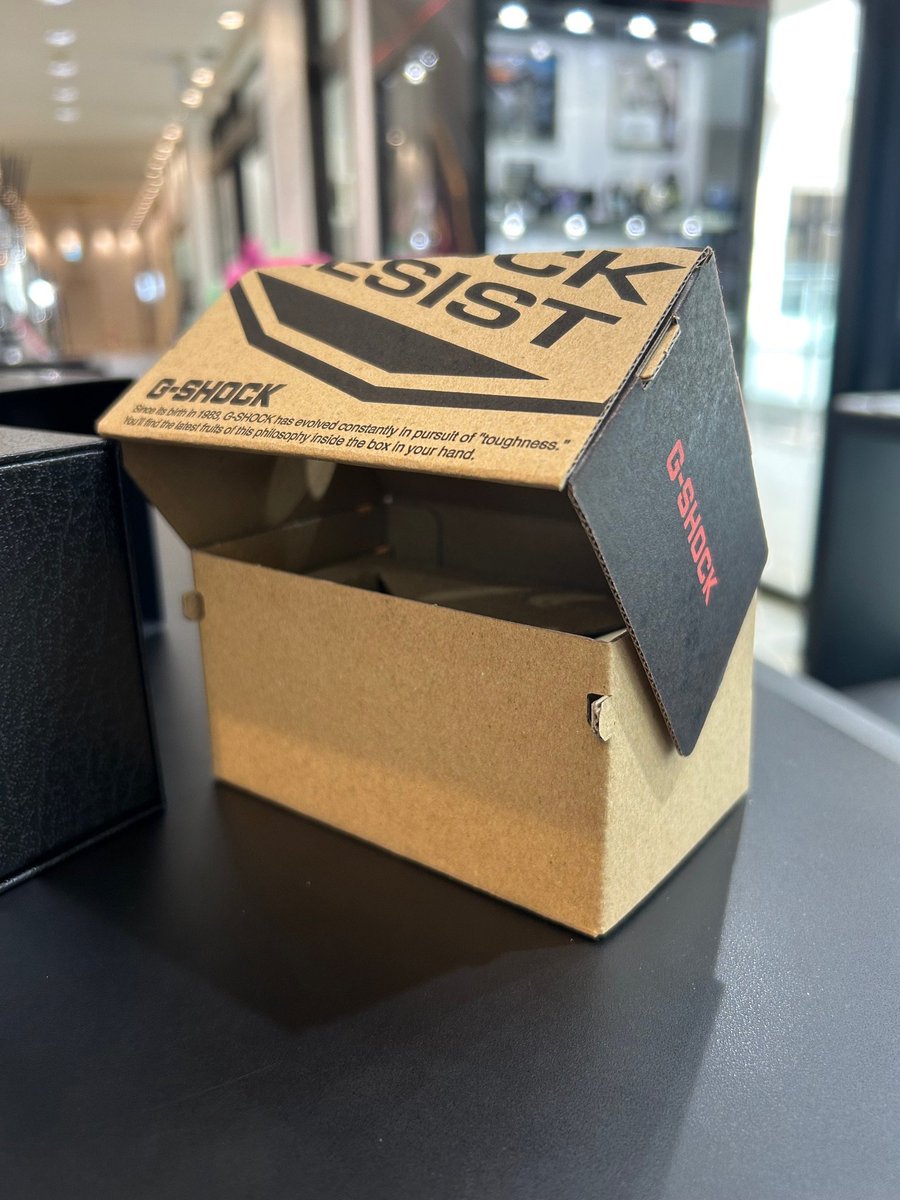 ISUZUGTime's tweet image. 知ってた⁉️
購入店でBOXが変わるのご存じでした⁉️
正規販売店はスニーカーが入っていそうな段ボールBOX📦コンセプトショップEDGEは、高級感をもたせたブラック×シルバーロゴBOX🎁✨
EDGE専用ショッパーにてご納品☀️
eye-eye-isuzu.co.jp/pages/watch-g-…
#gshock #casio #box #edge #ジーショック #カシオ #腕時計
