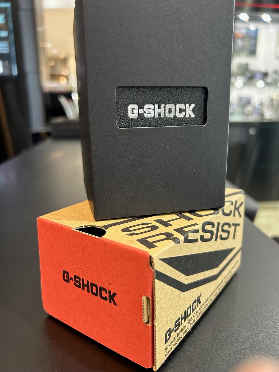 ISUZUGTime's tweet image. 知ってた⁉️
購入店でBOXが変わるのご存じでした⁉️
正規販売店はスニーカーが入っていそうな段ボールBOX📦コンセプトショップEDGEは、高級感をもたせたブラック×シルバーロゴBOX🎁✨
EDGE専用ショッパーにてご納品☀️
eye-eye-isuzu.co.jp/pages/watch-g-…
#gshock #casio #box #edge #ジーショック #カシオ #腕時計