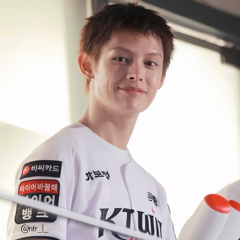 mia IS RED tweet media