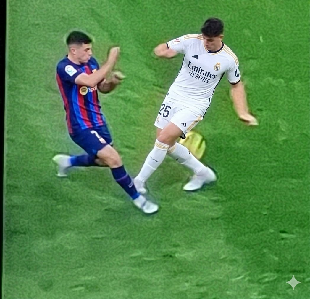 AnyeloCarr16471's tweet photo. @antoniolga66 @ArchivoVAR La primera es lo que pasó, la segunda y la tercera con un enfoque diferente. Y la última, un jugador del Madrid haciéndole la misma falta; pregunta ¿es amarilla o roja en la última foto para ti, no para @ArchivoVAR, sino para ti? https://t.co/UStQ71chep