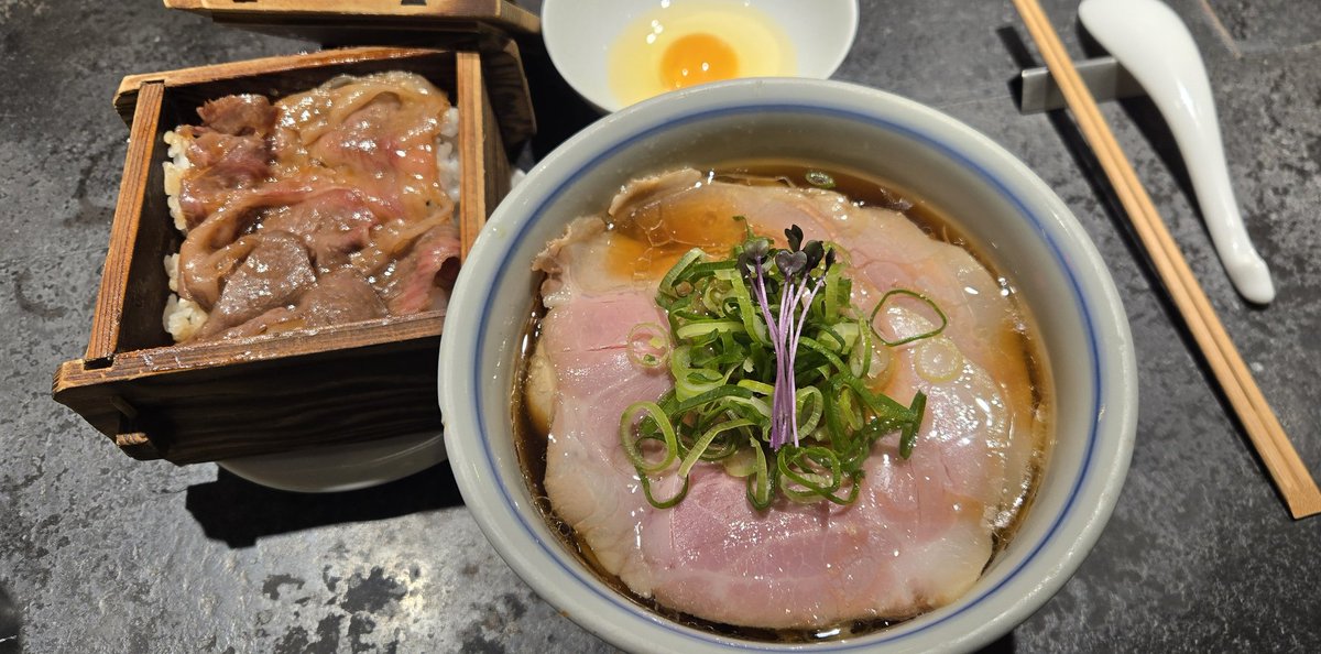 kom_10969's tweet photo. 国立競技場から歩いてお店へ。お店着いたらOORerいっぱいいて嬉しかった！1日で3万歩いってた👣 https://t.co/6TJTCLE8D0
