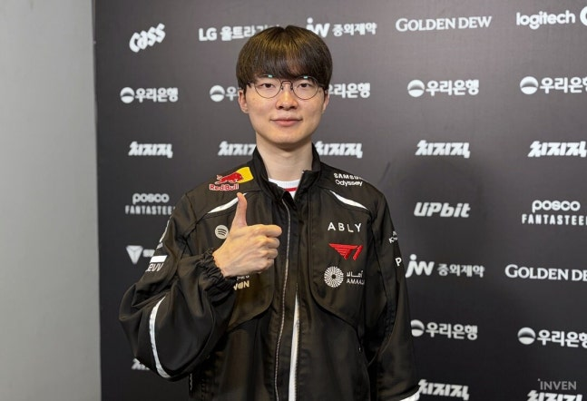 LCKinsider's tweet photo. FAKER VAI VIRAR SELO 📨

O serviço postal da Coreia do Sul anunciou um selo comemorativo para o jogador de LoL Lee “Faker” Sanghyeok em outubro deste ano.

Selos comemorativos emitidos pelo governo eram, até então, dedicados a figuras históricas ou eventos nacionais importantes.