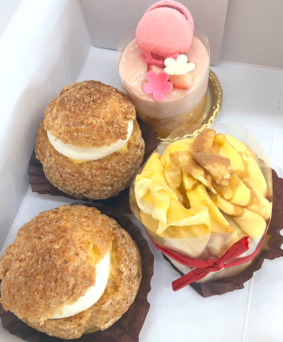 もらったスイーツ🍰🍨💓
手前のクレープ食しました😋
クリームたっぷりでうまうまだった✨