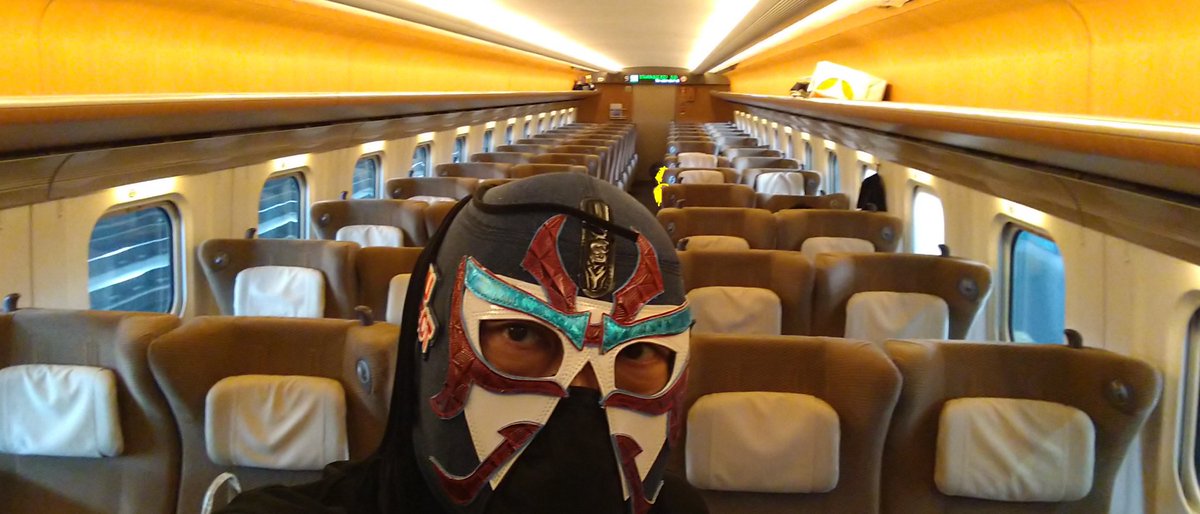 the_greatsasuke's tweet photo. とすけ様よりいただいた鳳凰ミニどら焼を戴いて今晩優勝目指すしん!和菓子は最高の筋肉サプリ。とすけ様いつもありがとうございます。それでは皆様新宿でお会いしましょうあららんよ〜!これが運命ですっ(人 •͈ᴗ•͈
#UNIVERSECUP #mondaymagic #高木三四郎 #ハヤブサ #丸藤正道 #新宿face https://t.co/HRzOjrFw2d