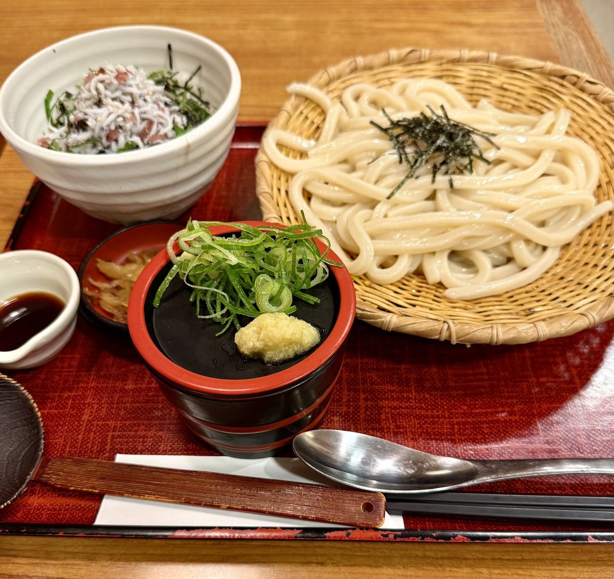 #自家製麺杵屋 #山王パークタワー店 #梅しらす丼定食 うどんも、梅しらす丼も、 めっちゃ美味しい〜😋