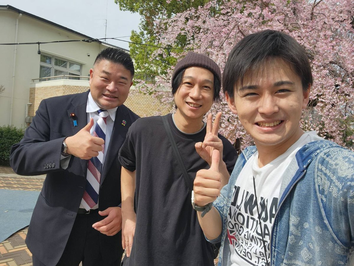 S82333831S's tweet photo. 昨日は、えだきん花*花まつり🌸あの場で交わした“Yell”と“Power”ってきっとその瞬間だけじゃなくて、これからも誰かの力になる気がする。
えだきん商店街は、自分にとって地域活動の原点であり大切な故郷の1つです✨
#都筑区 #えだきん商店街 #EDK #お花見スポット https://t.co/BQr2bx3PHv