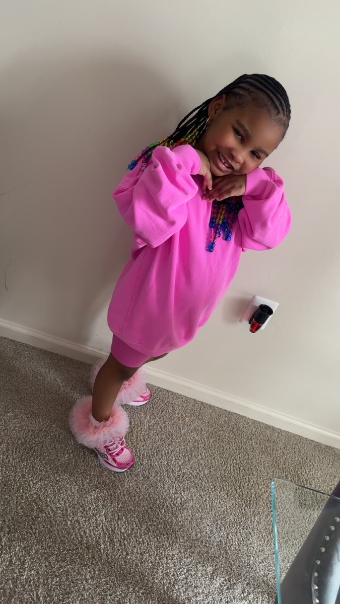 she’s really that girl 🩷🫶🏽