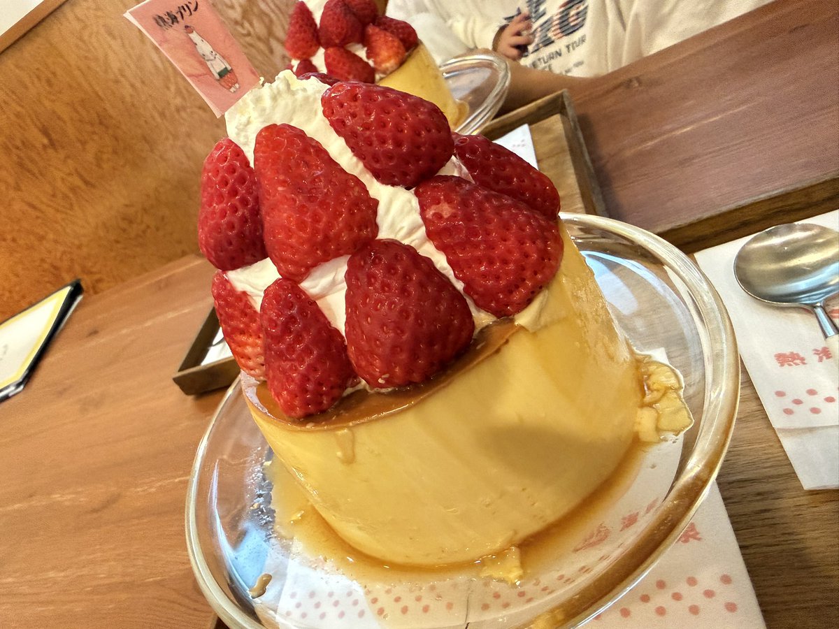 TomoFur's tweet photo. 先週末は2つレースに出たけど、
JBCF真岡ロードレースはすごく良い逃げに乗れてたに補給が気管に入って呼吸できなくなってサヨナラー🐴💦
2日目の白井滋杯（修善寺）は前日の筋肉痛で全然踏めずサヨナラー🐴💦💦

傷んだ身体のためにジャンボプリンをチャージ🍮

#TREK 
#MADONE 
#熱海プリン https://t.co/MdWv97rPyH