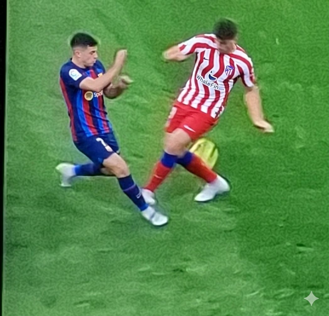 AnyeloCarr16471's tweet photo. @ArchivoVAR La primera es lo que pasó, la segunda y la tercera con un enfoque diferente. Y la última, un jugador del Madrid haci��ndole la misma falta; pregunta ¿es amarilla o roja en la última foto para uds, no para @ArchivoVAR, sino para uds? https://t.co/S4ZaP6mdyU