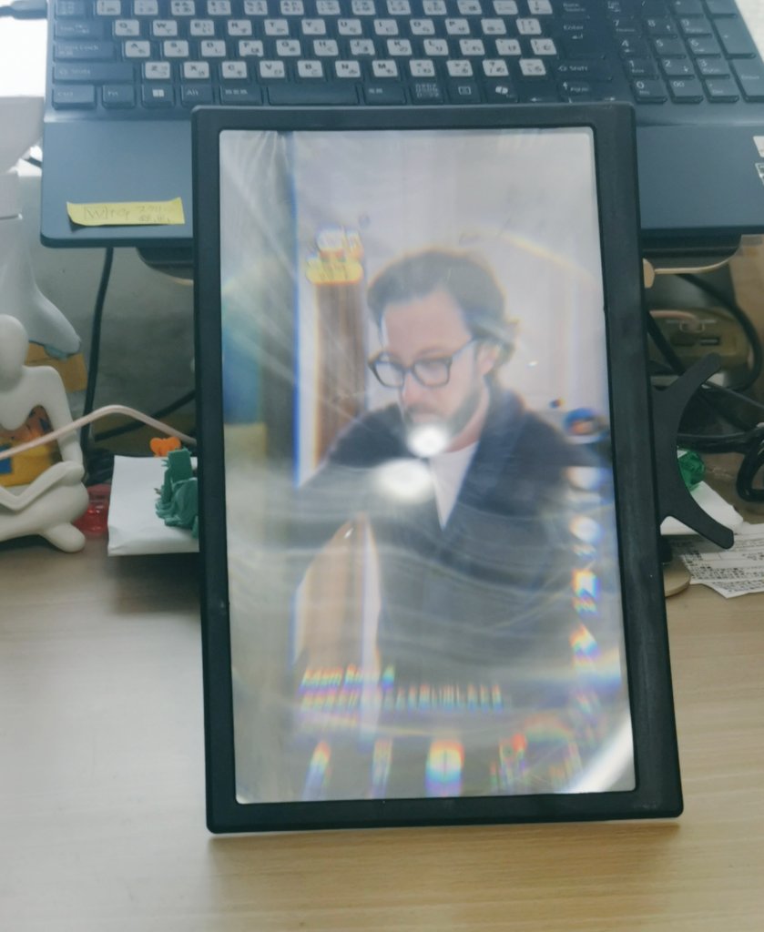 スマホの画面が大きく見えるスマホ立て買った(基本横置き)
安物なのでふにゃふにゃ
縦で見たい時は無理やり立てるけどすぐ倒れる
画面は霧がかかってるのと部屋の電気が映り込む〜
真っ暗な部屋だと良さげかな？