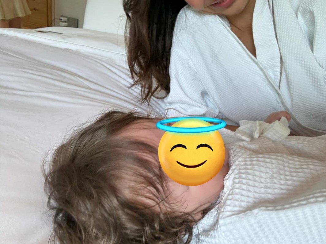 yesterday my little Oliver enjoyed his first Easter, had fun with his godfather and godmother, ate chocolate and most importantly: he met the Easter Bunny