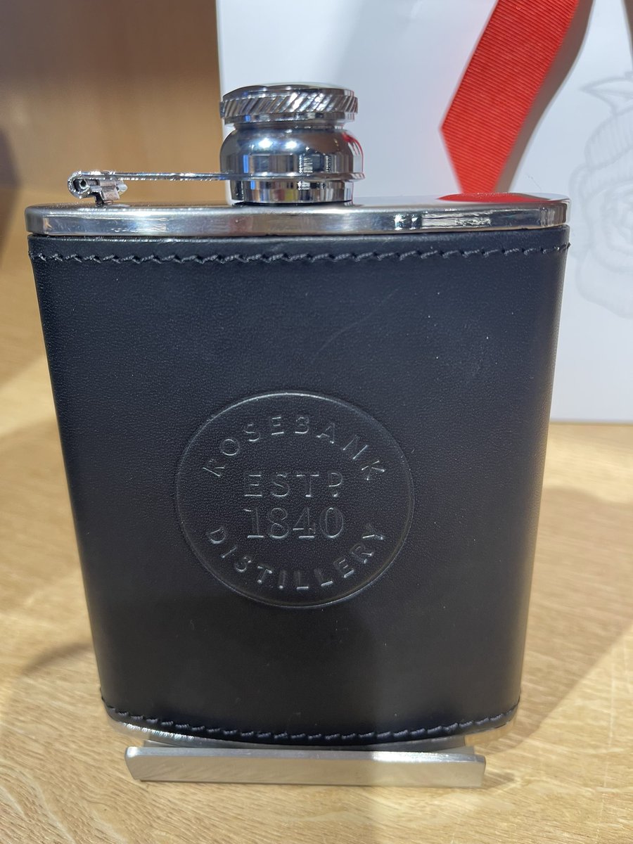 ローズバンクから。
入り口入ると吹き抜けの蒸留部門がガラス越しにドーン。閉鎖時に蒸留所は盗まれたみたい。
表ピンク、裏スカイブルーのトートと黒レザースキットルは追加作成予定無しということで追加購入しておけばと後悔in hospital