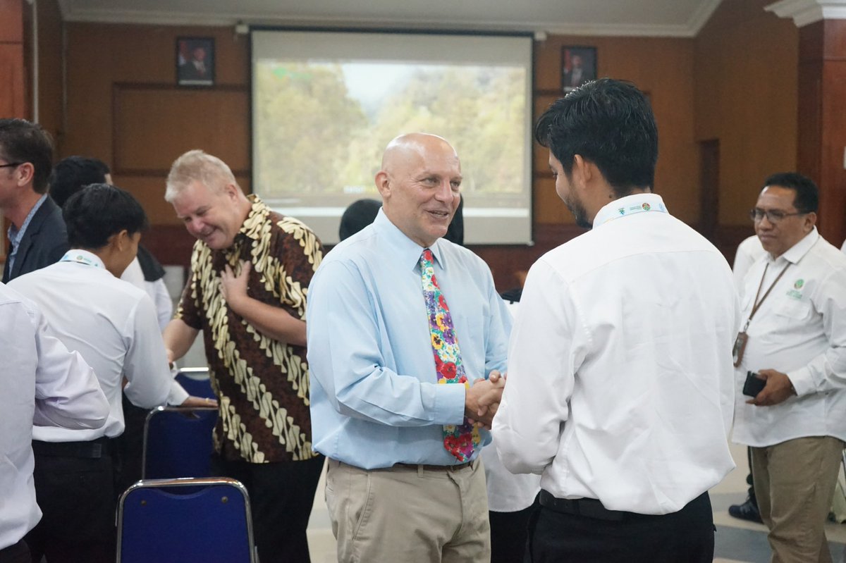 FAOIndonesia's tweet image. #Today @fao &amp;amp; @kemenhut_ri launched the 🌎 ‘s first Frontline Field Training Programme for Wildlife, Environment, Biodiversity &amp;amp; Ecosystems (FTP-WEBE).

#wildlife officers will strengthen conservation, disease detection &amp;amp; response using #OneHealth approach🤝

@Pandemic_Fund