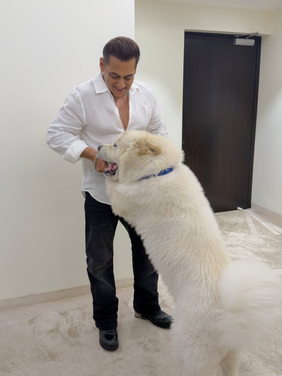 filmfare's tweet image. #SalmanKhan surprises fans with some candid shots😍

#Celebs