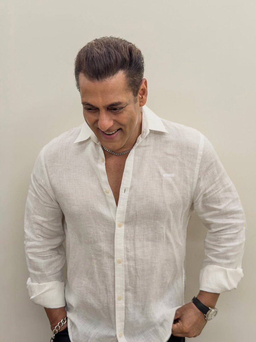 filmfare's tweet image. #SalmanKhan surprises fans with some candid shots😍

#Celebs