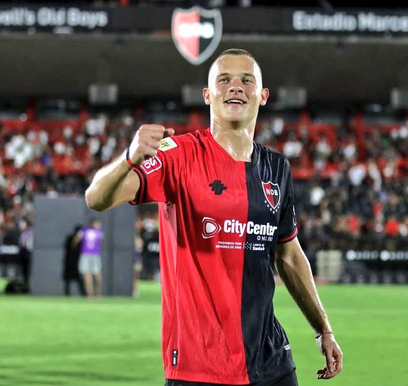 los q los putean son los mismos boluditos que decían que Julián Fernández era más q tomas Pérez.
hoy por hoy lo mejor de Newell's, deja la vida y se banca la cinta de capitán con 19 años.
En el barco de luca siempre.