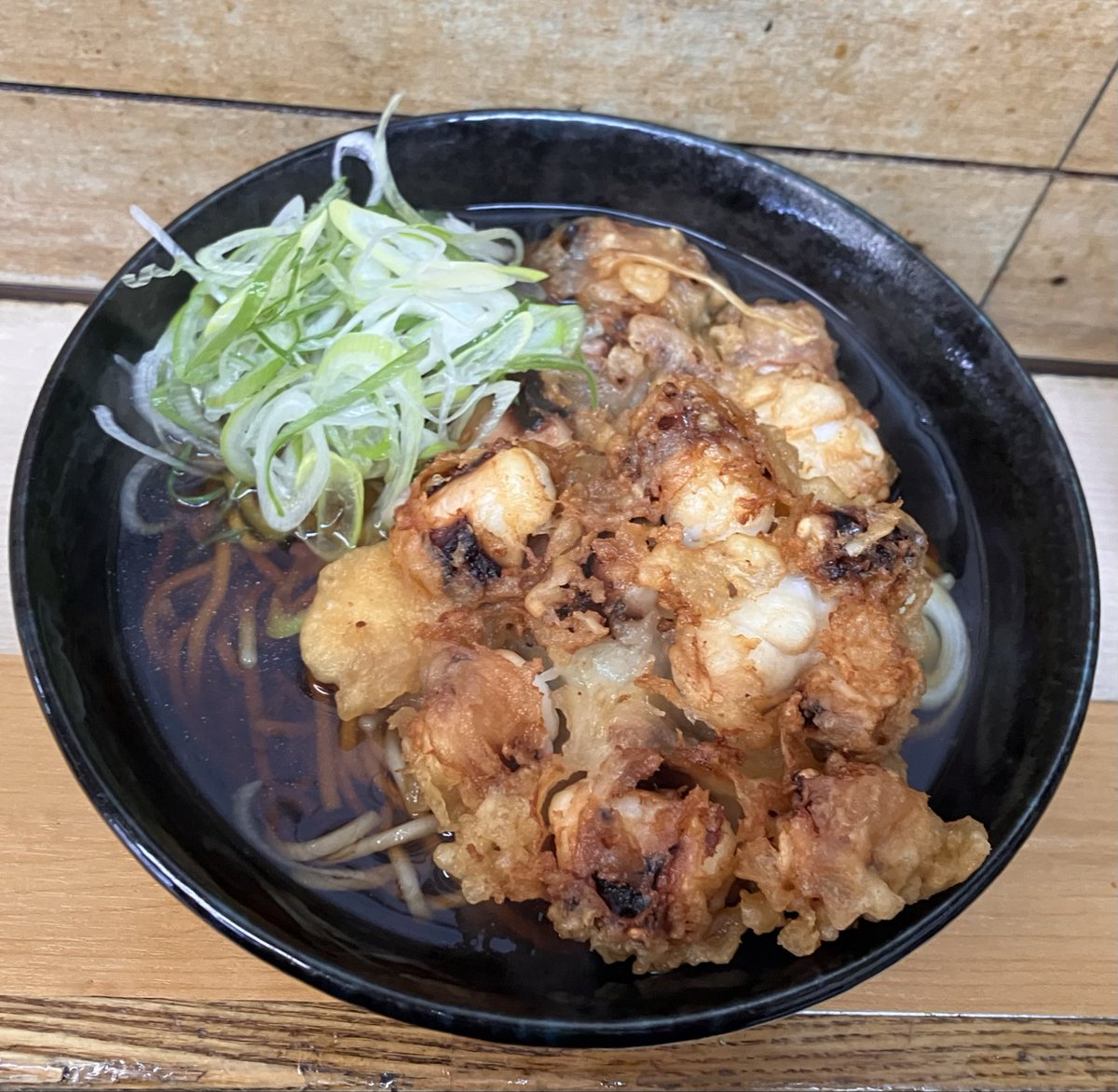 Raee57144030's tweet photo. 六文そば 中延店

ゲソ天そばダブル大盛り

うめ〜

#ゲソ天ブルース #立ち食いそば
#東京 #品川 https://t.co/dOZ7CMd9PC