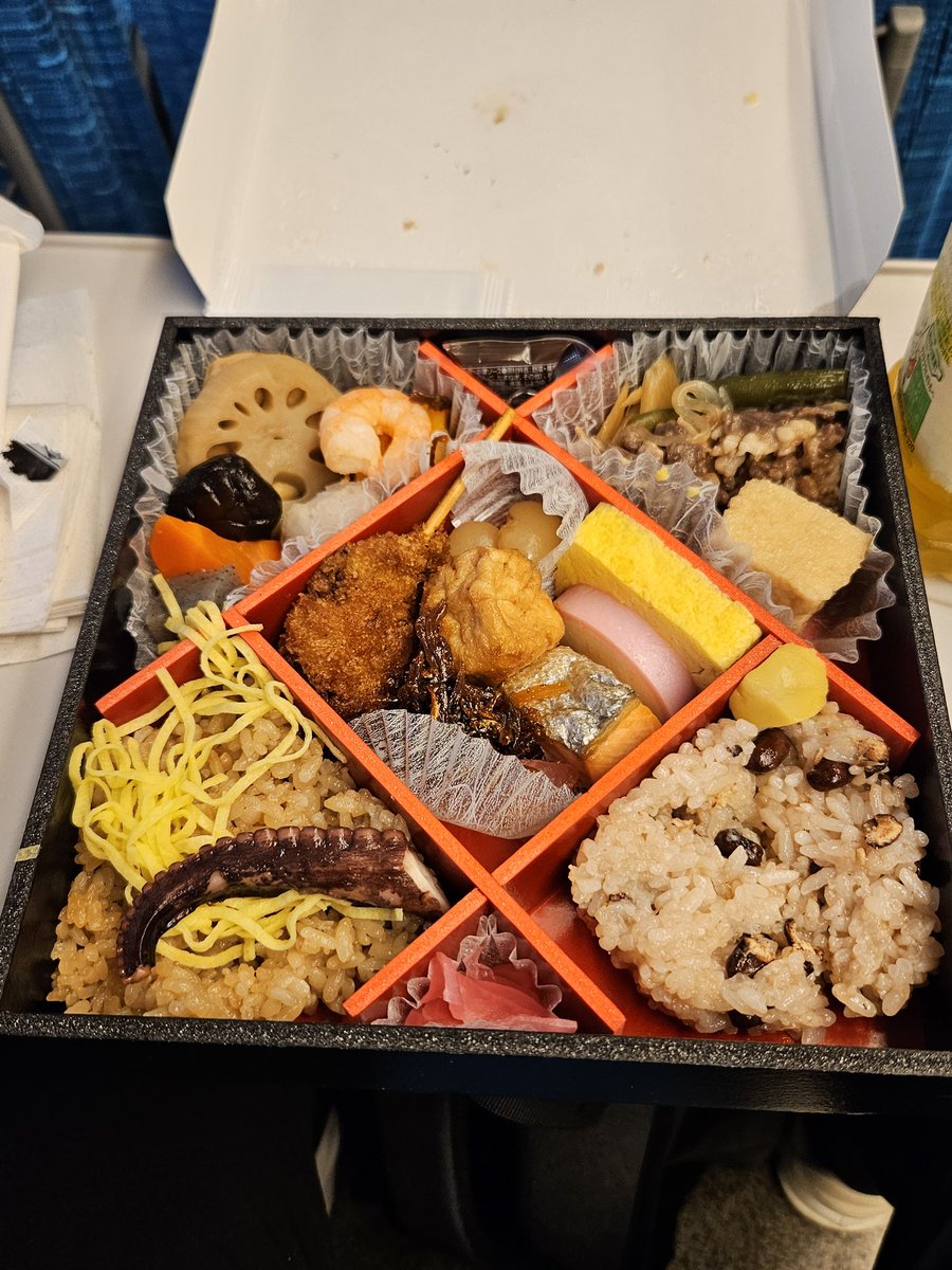 年に何回かの親孝行。
京都に行って参りました。
銀閣寺前の哲学の道には満開の桜がひろがっており、癒しとパワーを貰いました。

大阪にもちょっと寄って、あちこち美味しい物をいただきました。

今年度も頑張るぞ。

#旅行
#食べ歩き