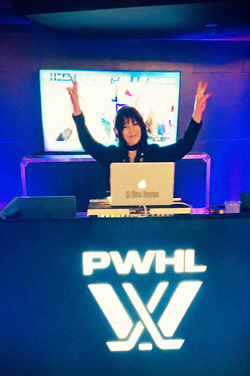 dinaregine's tweet image. About last night... sold out #MSG #NYSirens game (they won✊🏼), &amp;amp; #BillieJeanKing and #IlanaKloss speaking pre game was SO inspirational! Flau'jae Johnson joined Billie and Ilana for the puck drop. I #DJ-ed opening party for #PWHL 🎧 #Flaujae #womenshockey