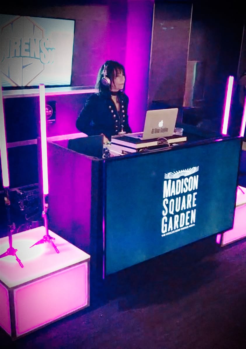 dinaregine's tweet image. About last night... sold out #MSG #NYSirens game (they won✊🏼), &amp;amp; #BillieJeanKing and #IlanaKloss speaking pre game was SO inspirational! Flau'jae Johnson joined Billie and Ilana for the puck drop. I #DJ-ed opening party for #PWHL 🎧 #Flaujae #womenshockey