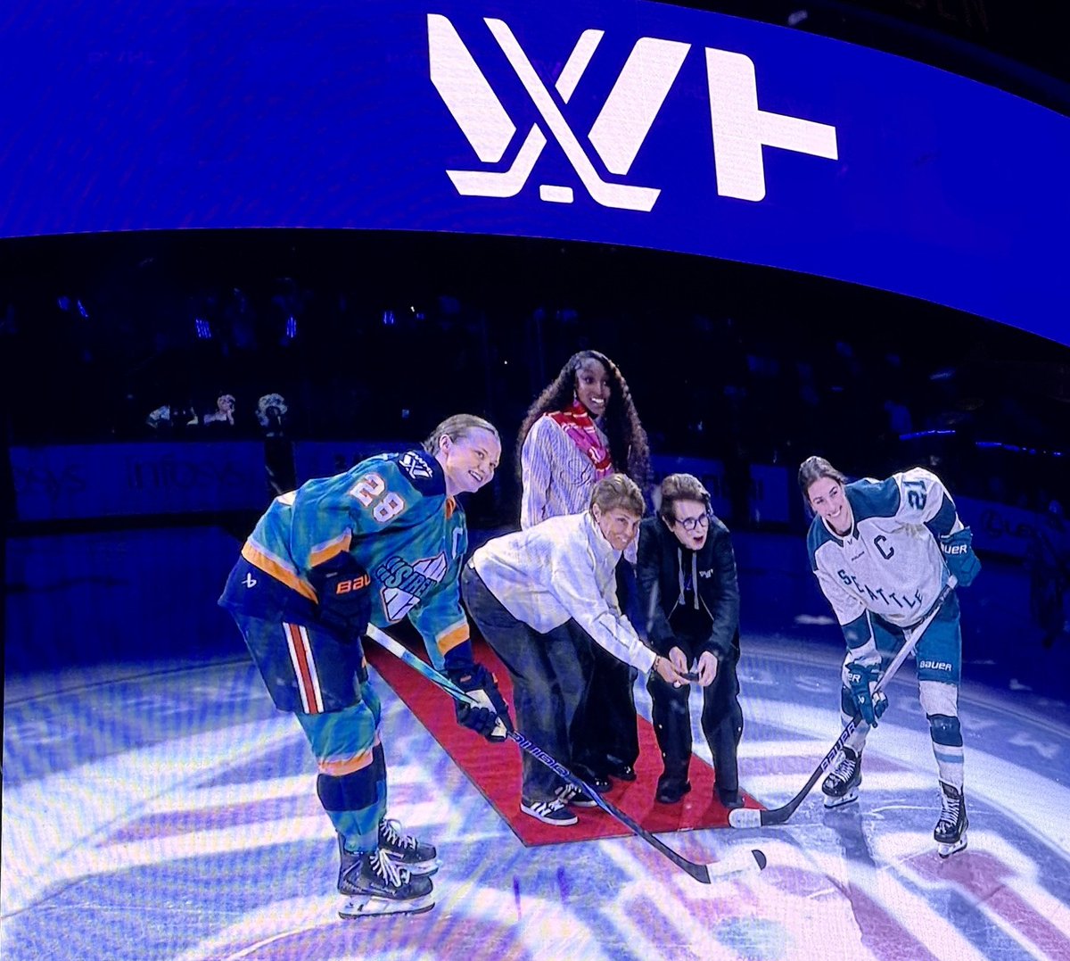 dinaregine's tweet image. About last night... sold out #MSG #NYSirens game (they won✊🏼), &amp;amp; #BillieJeanKing and #IlanaKloss speaking pre game was SO inspirational! Flau'jae Johnson joined Billie and Ilana for the puck drop. I #DJ-ed opening party for #PWHL 🎧 #Flaujae #womenshockey