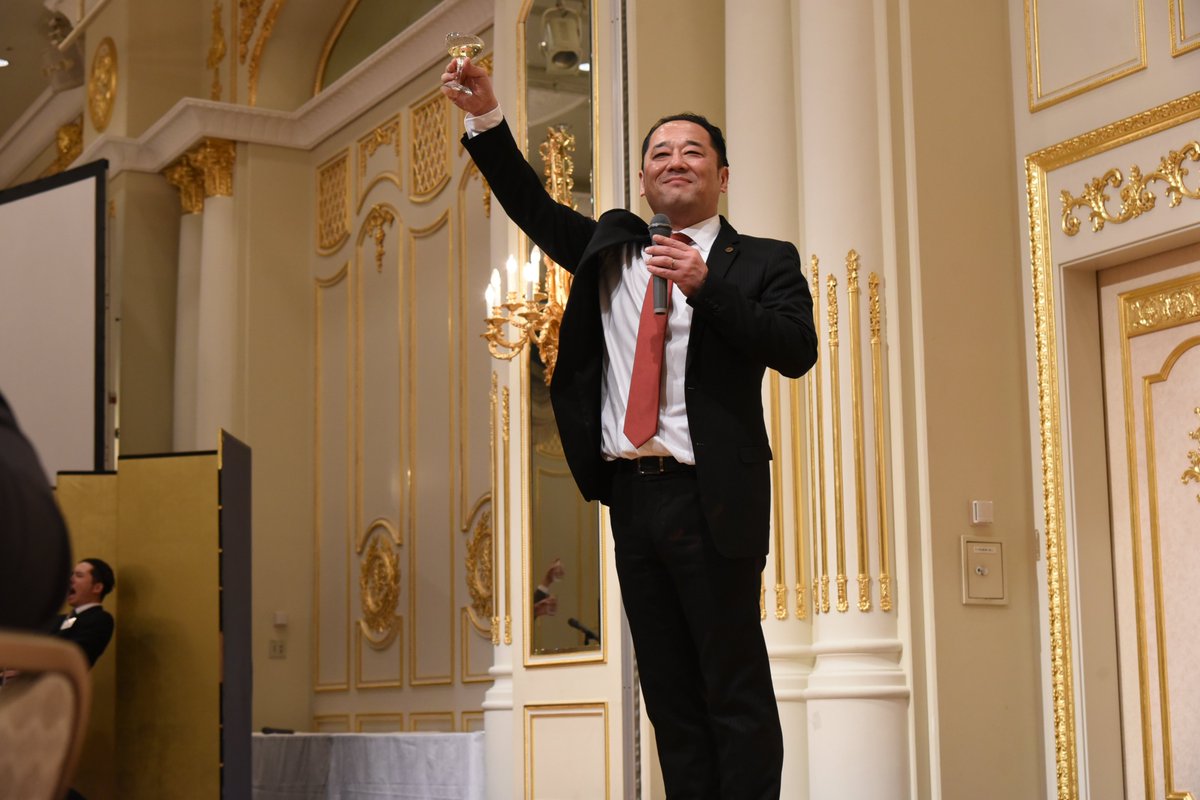 medcom_group's tweet photo. \✨懇親会の様子✨/

先日、入社式後に懇親会が開催されました🥂
代表による乾杯の声とともに、新たな仲間147名を迎え、ここから始まる一歩を大切にしていこうと、改めて気持ちを新たにした一日となりました🌸
会場ではさまざまなイベントも開催され、大いに盛り上がる会となりました！

＃入社式
#企業公式相互フォロー
#企業公式春のフォロー祭