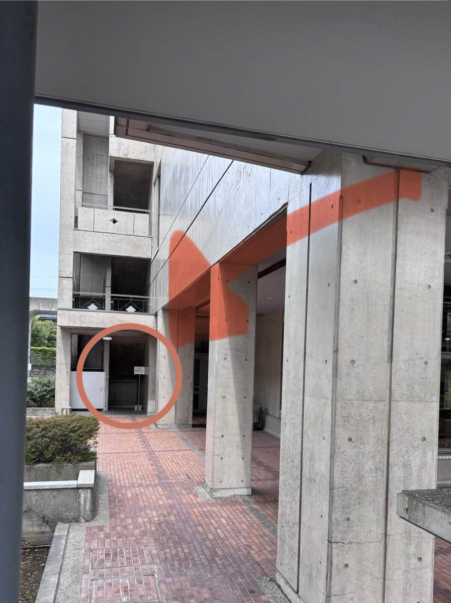 kit_FSC2021's tweet photo. 楽器体験の場所についてです！
7号館自習室の西の外に地下スタジオへの階段がありますので、下って、奥の扉まで来てください🙏

本日は15:00から17:00まで行います🎸🥁 https://t.co/kXyqGCPDOO