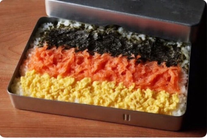 DenesePech36078's tweet photo. 黒は海苔、赤はシャケほぐし、黄はスクランブルエッグ  これを食べると… https://t.co/Va0iB12YR7